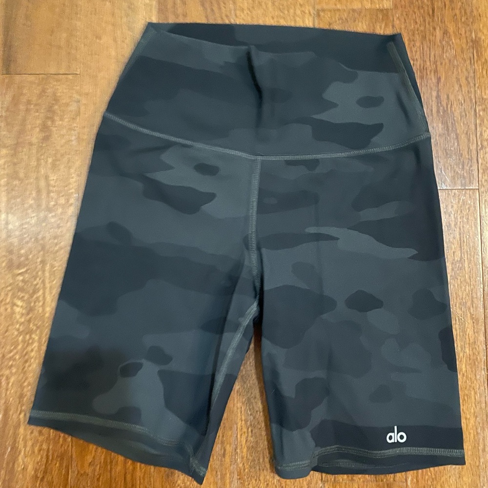 Alo 7” High Waist biker shorts - grey and black camo